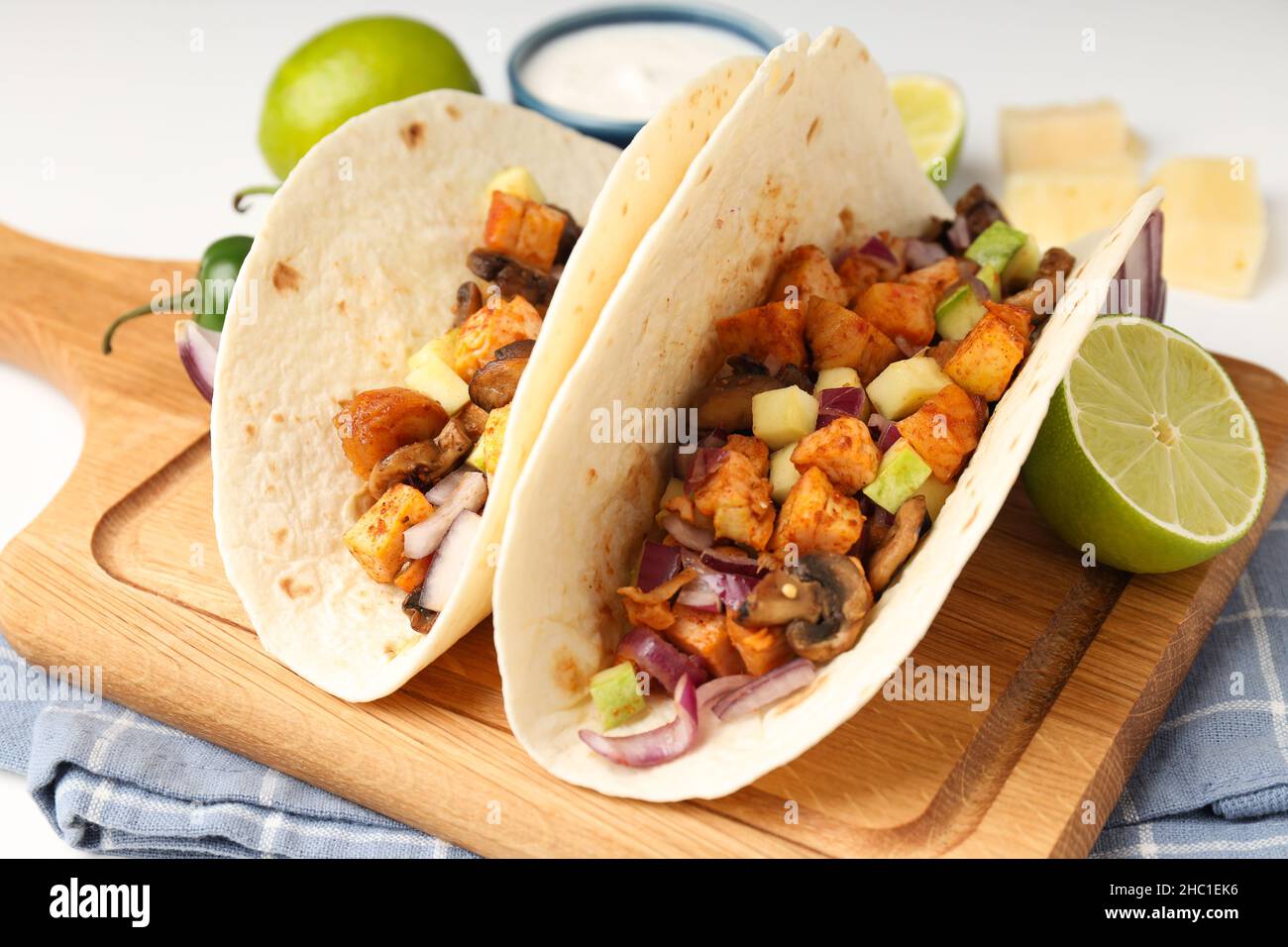 Concetto di gustoso cibo con taco su sfondo bianco Foto Stock