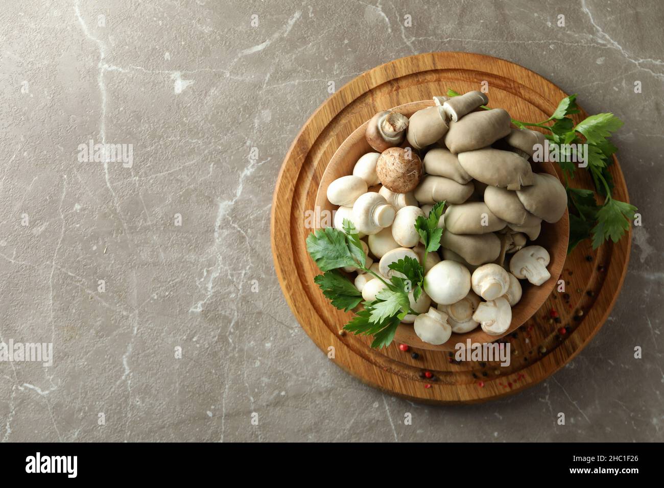 Concetto di gustoso cibo con funghi su sfondo grigio testurizzato Foto Stock