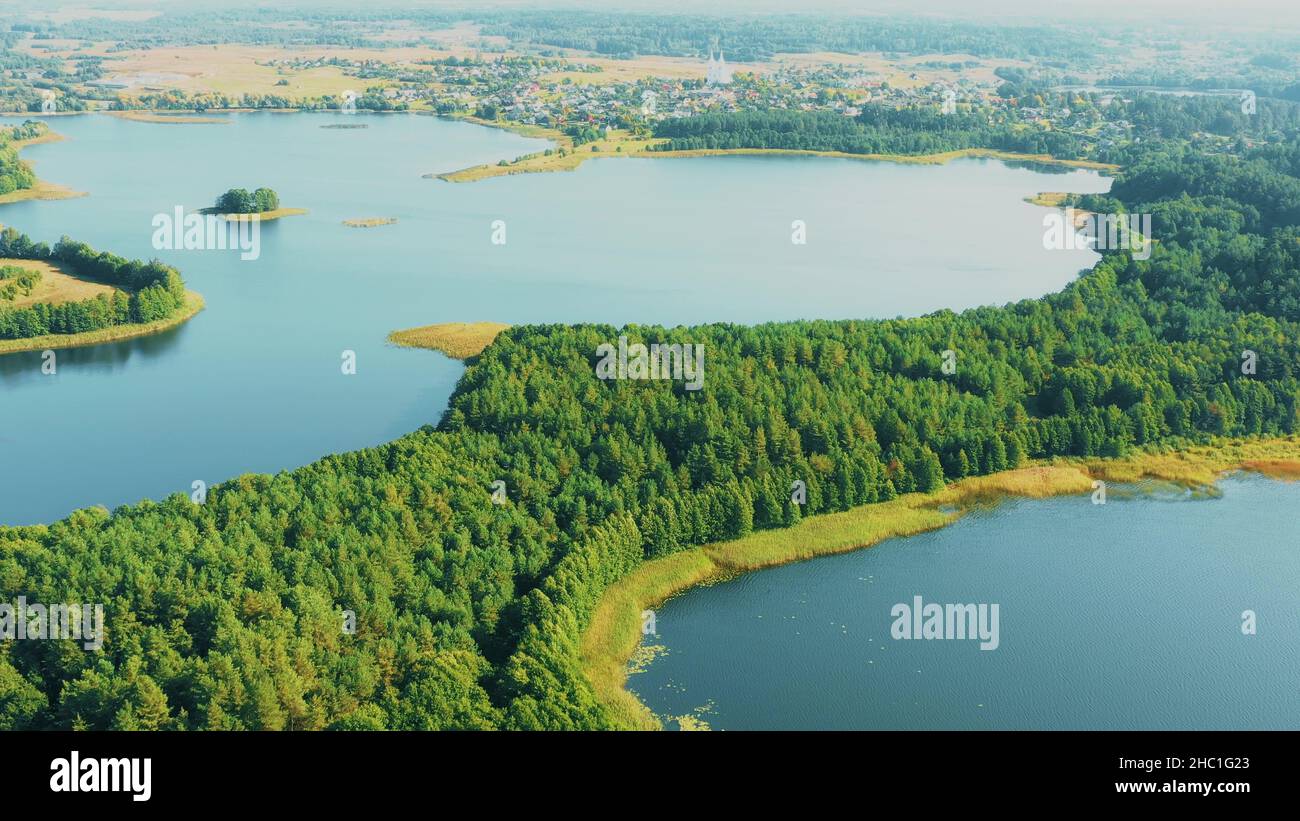 Slobodka, Distretto Braslaw, Vitebsk Voblast, Bielorussia. Vista aerea del lago Potsekh vicino al villaggio di Slobodka. Chiesa della Divina Provvidenza Foto Stock