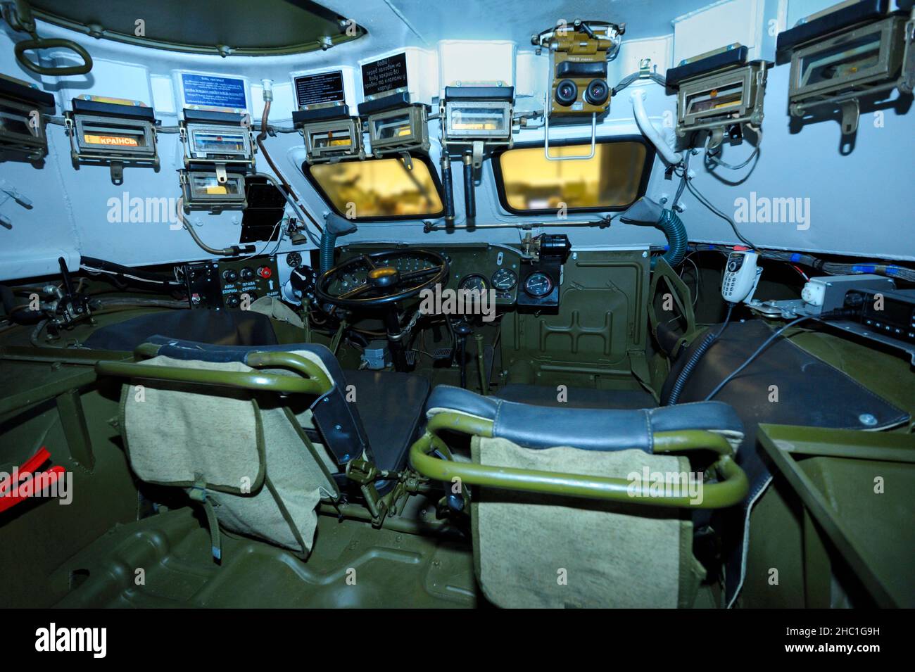 Cabina operatore-meccanico del veicolo di ricognizione da combattimento ucraino BRDM 2: Sedile, ruota, cruscotto. Exhibition Arms and Safety-2018. Ottobre 12, 2018. Ki Foto Stock