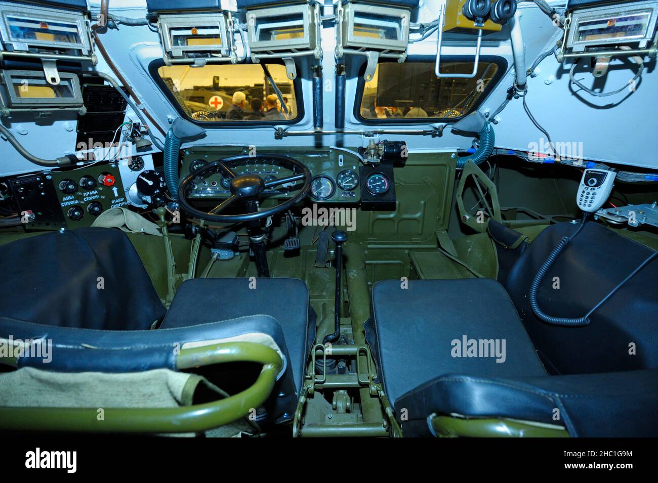 Cabina operatore-meccanico del veicolo di ricognizione da combattimento ucraino BRDM 2: Sedile, ruota, cruscotto. Exhibition Arms and Safety-2018. Ottobre 12, 2018. Ki Foto Stock