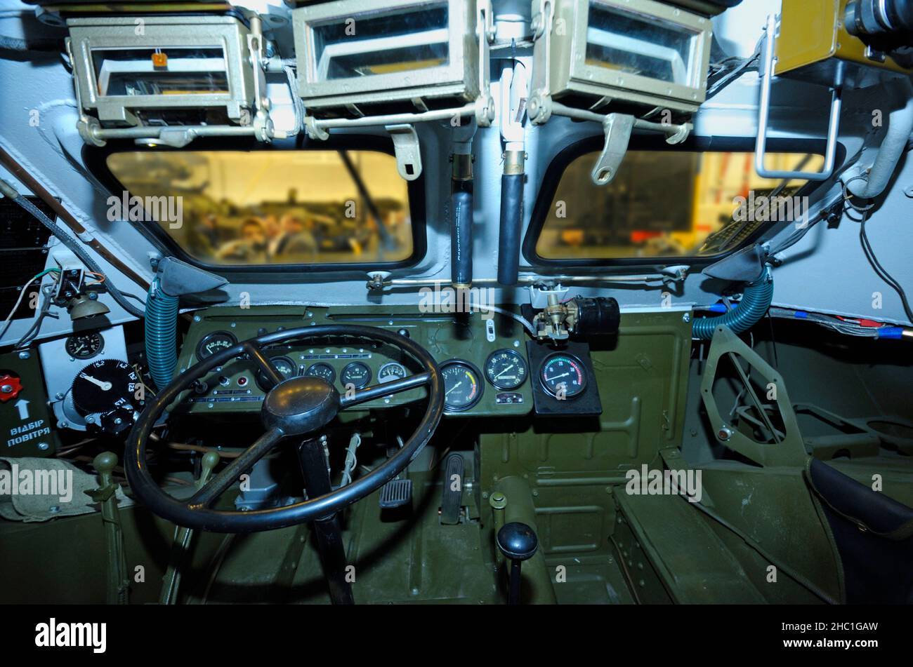 Cabina operatore-meccanico del veicolo di ricognizione da combattimento ucraino BRDM 2: Sedile, ruota, cruscotto. Exhibition Arms and Safety-2018. Ottobre 12, 2018. Ki Foto Stock