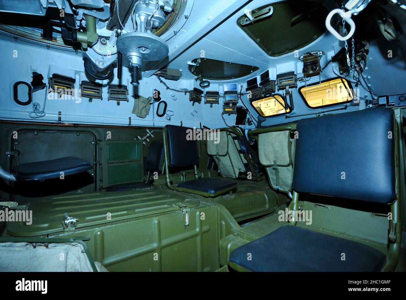 Cabina conducente-meccanico del veicolo di ricognizione da combattimento: Sedile, ruota, cruscotto. Exhibition Arms and Safety-2018. Ottobre 12, 2018. Kiev Ucraina Foto Stock