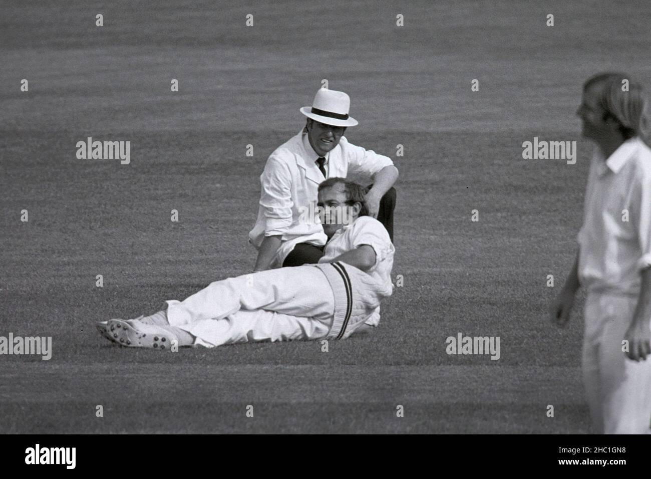 Middlesex / Sussex (campionato della contea di Scheppes), presso il Lord’s Cricket Ground, 27,29 e 30 maggio 1978 - il fielder Middlesex Phil Edmonds si rompe. Umpire è David costante Foto Stock