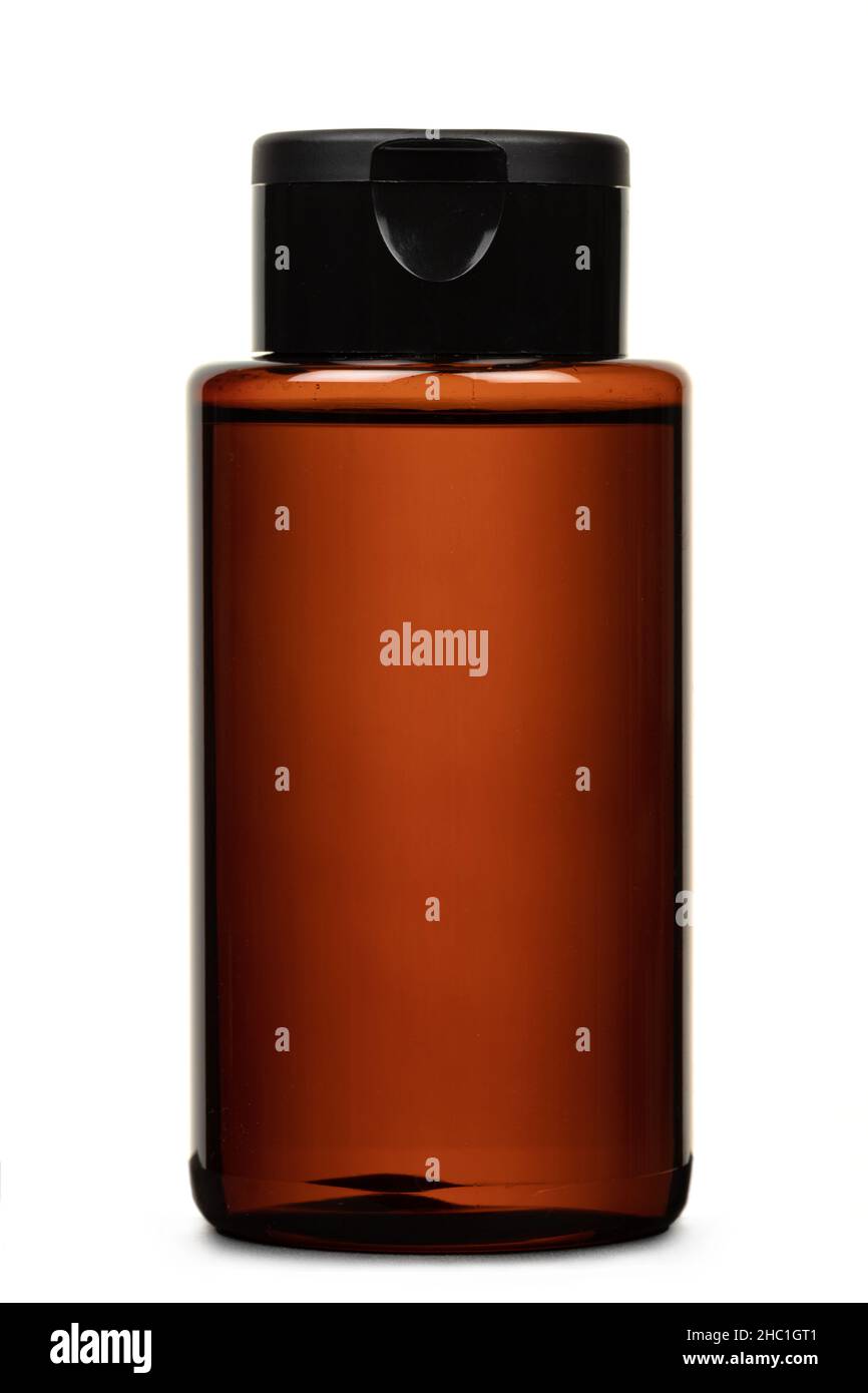 Flacone trasparente in plastica di colore marrone con tappo nero e riempito con liquido, senza etichetta, isolato su sfondo bianco Foto Stock