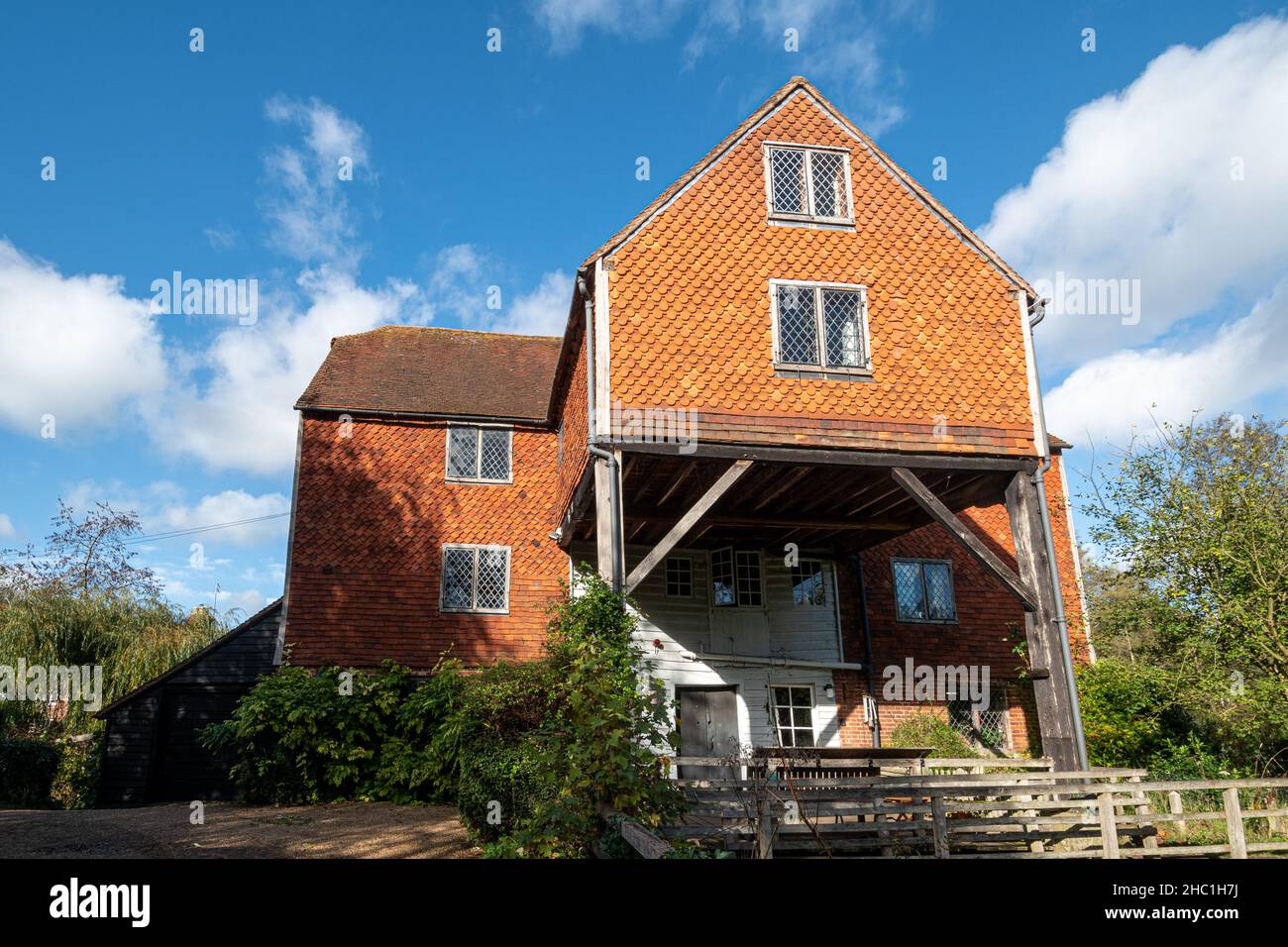 Shalford Mill, un mulino ad acqua classificato nel 18th secolo di grado II* situato sul fiume Tillingbourne a Surrey, Inghilterra, Regno Unito. Foto Stock