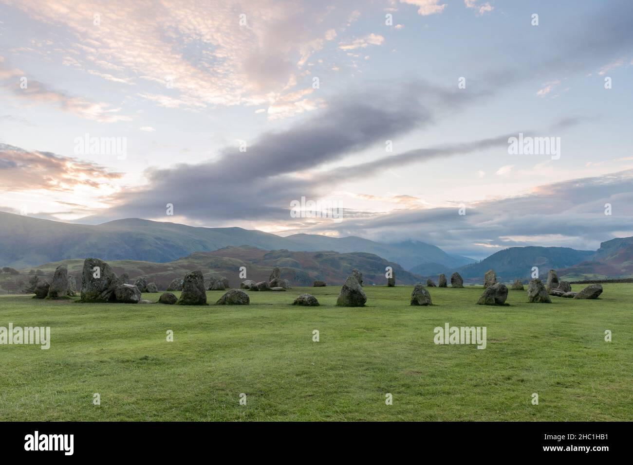 Vista panoramica di Castlerigg Stone Circle, un punto di riferimento storico in Cumbria, durante l'autunno autunno di novembre al mattino presto, Inghilterra, Regno Unito Foto Stock