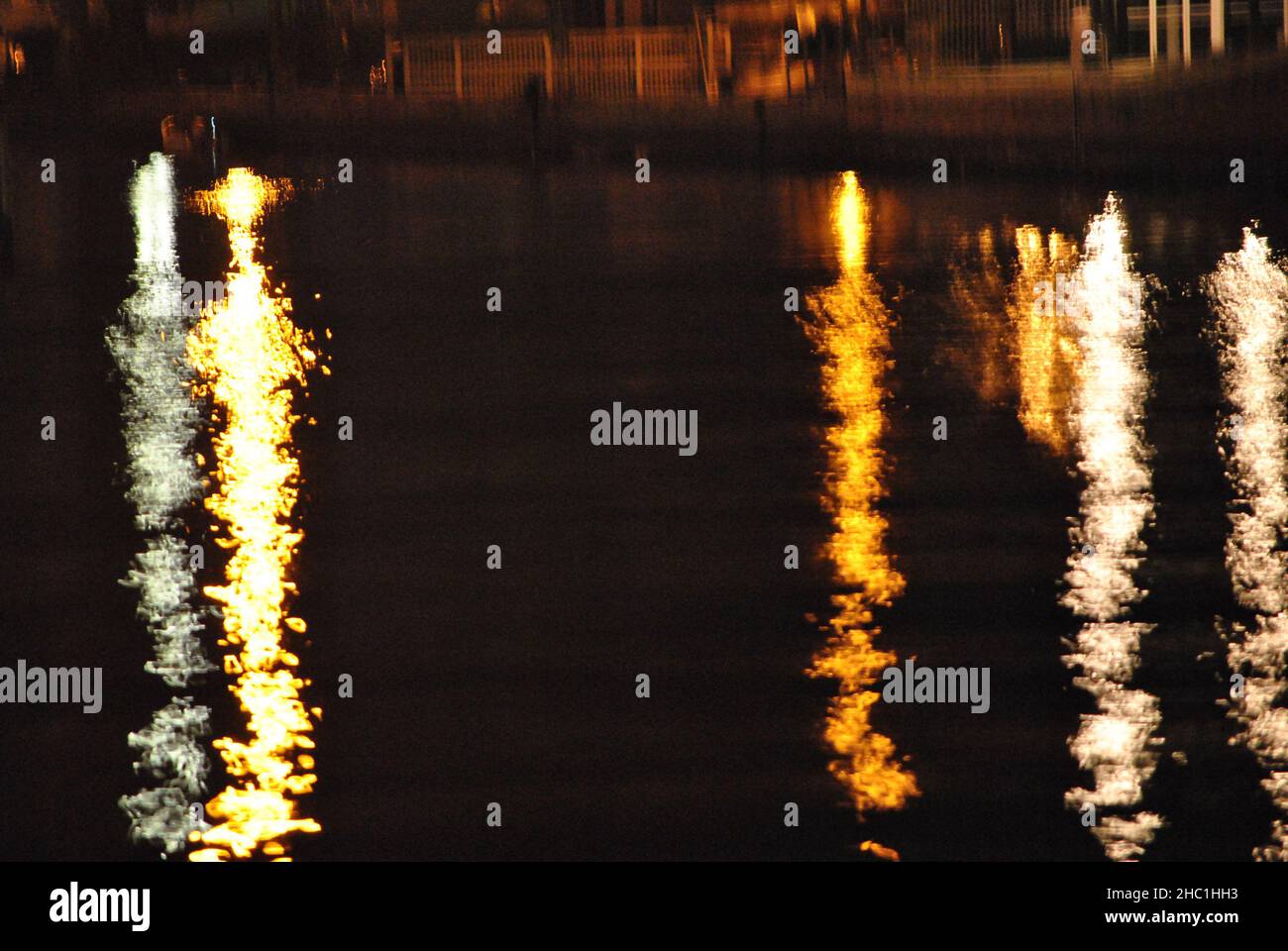 Fine Vibes – Rifugio di notte con luci riflesse sull'acqua - Canal Port di Cesenatico (Italia) Foto Stock