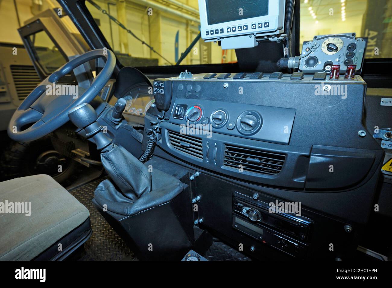 Cabina operatore-meccanica di un corazzatore: Sedile, ruota, cruscotto, monitor Foto Stock