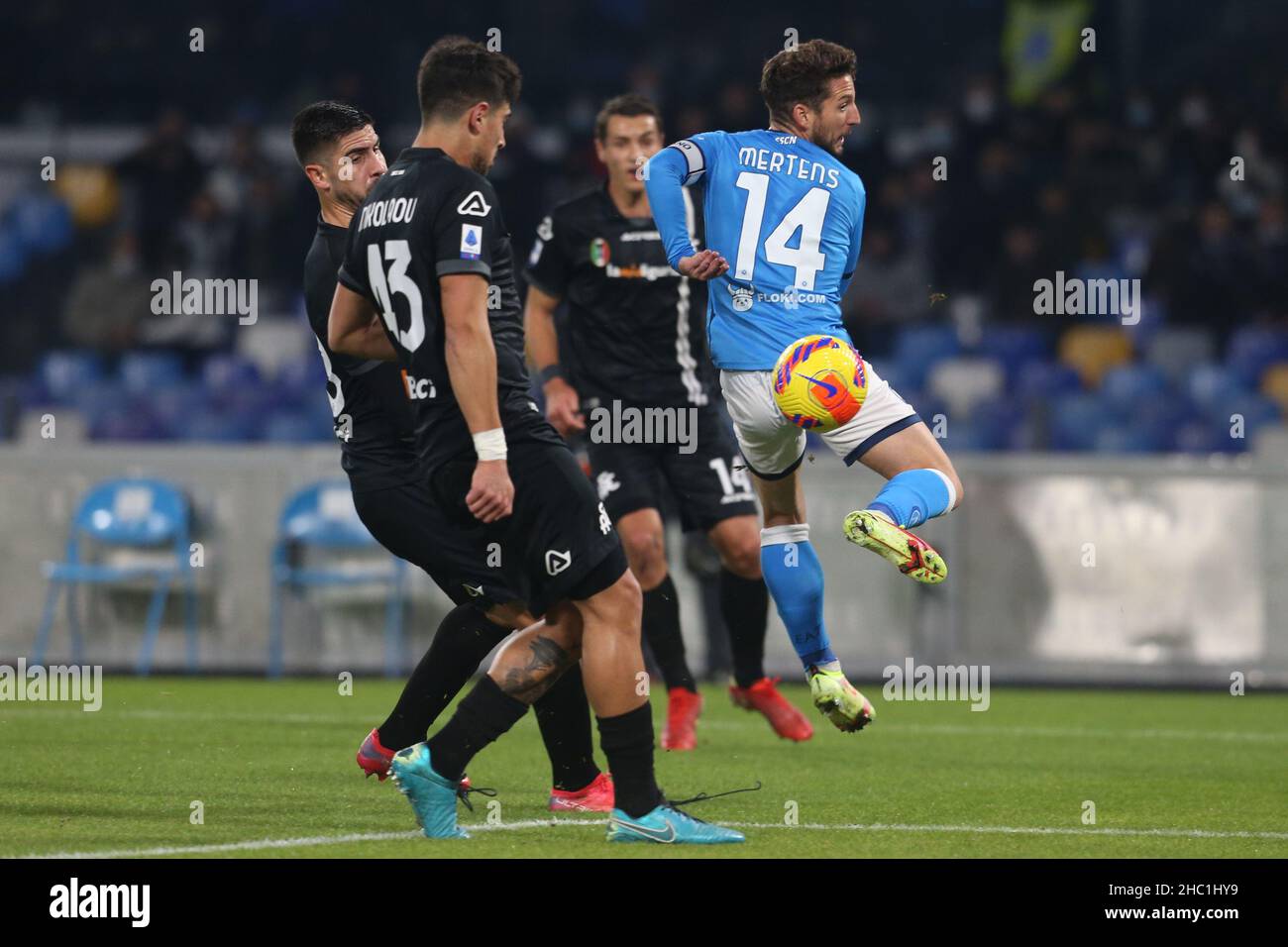 L'attaccante belga della SSC Napoli Dries Mertens controlla la palla durante la Serie A football match tra la SSC Napoli e Spezia al Diego Armando Maradona Stadium Napoli, Italia meridionale, il 22 dicembre 2021. Foto Stock