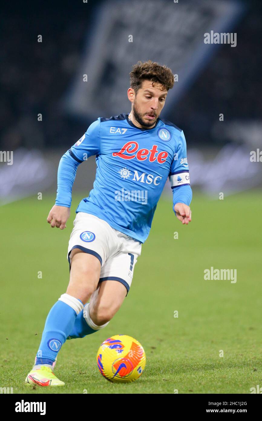 L'attaccante belga della SSC Napoli Dries Mertens controlla la palla durante la Serie A football match tra la SSC Napoli e Spezia al Diego Armando Maradona Stadium Napoli, Italia meridionale, il 22 dicembre 2021. Foto Stock