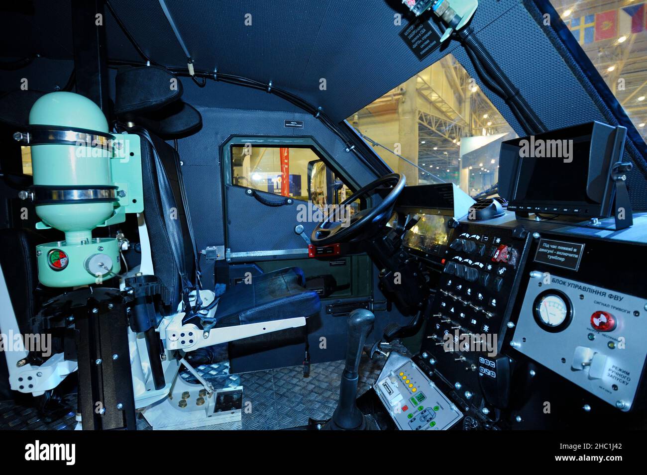 Cabina conducente-meccanico di un corazzatore Varta, Ucraina: Sedile, ruota, cruscotto. Exhibition Arms and Safety-2018. Ottobre 12, 2018. Kiev Foto Stock