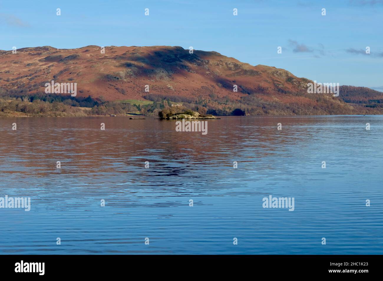 Vista sul lago di Ullswater in Cumbria, il Lake District Nation Park. Luce del mattino, la vista è caduta con una leggera nebbia. Riflessi blu. Foto Stock