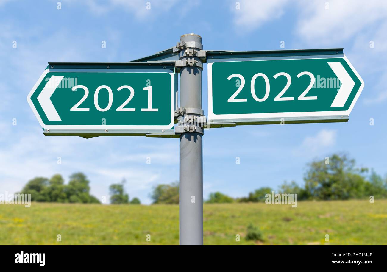 Cartello con la scritta "Fingerpost" con 2021 a senso unico, 2022 a senso unico. Nuovo anno 2022 concept sign. Foto Stock