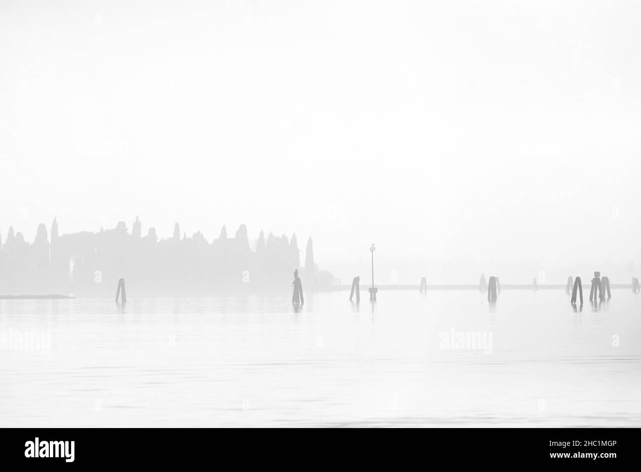 Forte nebbia sulla laguna di Venezia. (MVS) Foto Stock