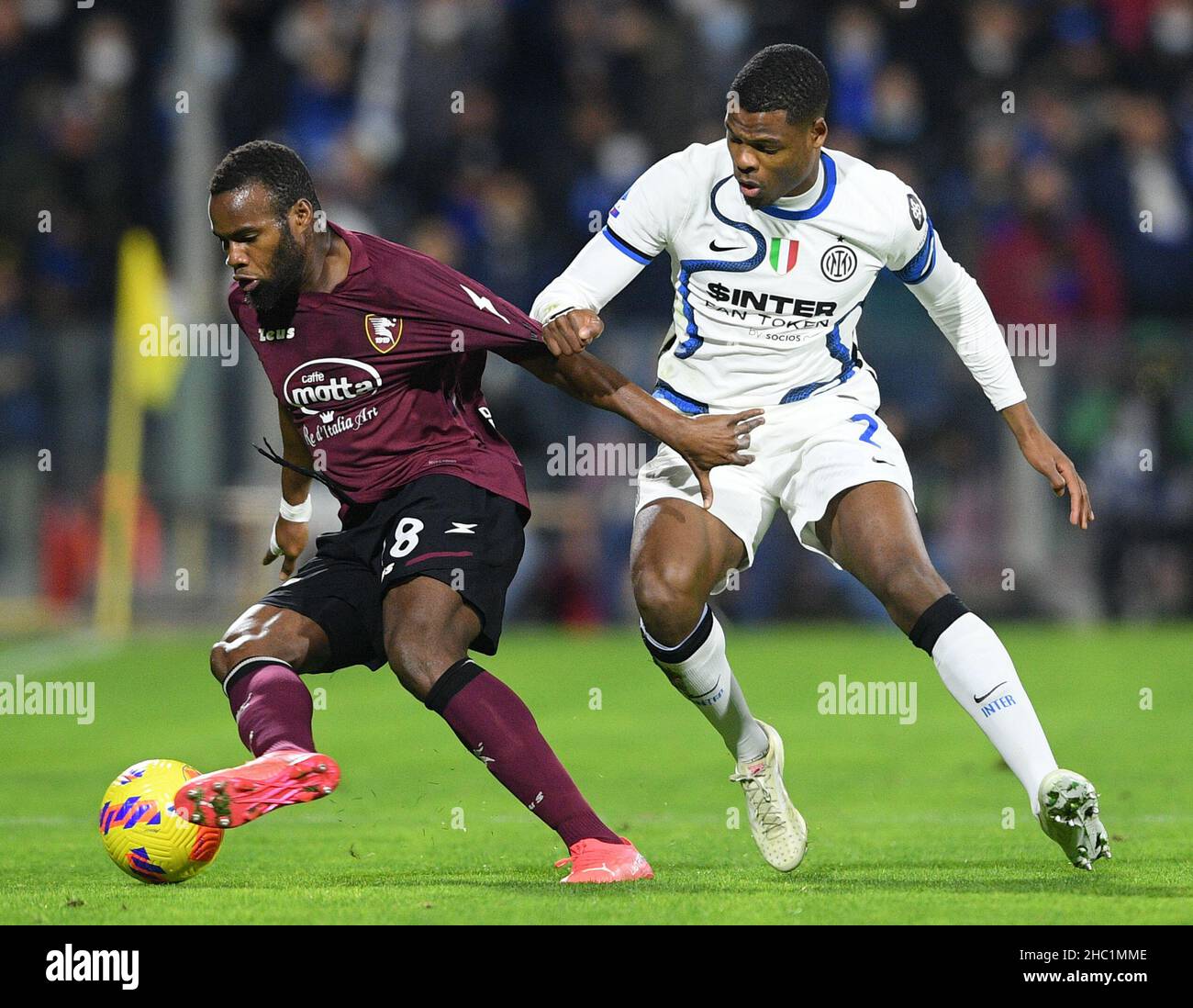 (211218) -- SALERNO, 18 dicembre 2021 (Xinhua) -- Denzel Dumfries (R) di Inter Milan vies con Lassana Coulibaly di Salernitana 17 durante una serie Una partita di calcio tra Inter Milan e Salernitana a Salerno, Italia, il 2021 dicembre. (Str/Xinhua) Foto Stock