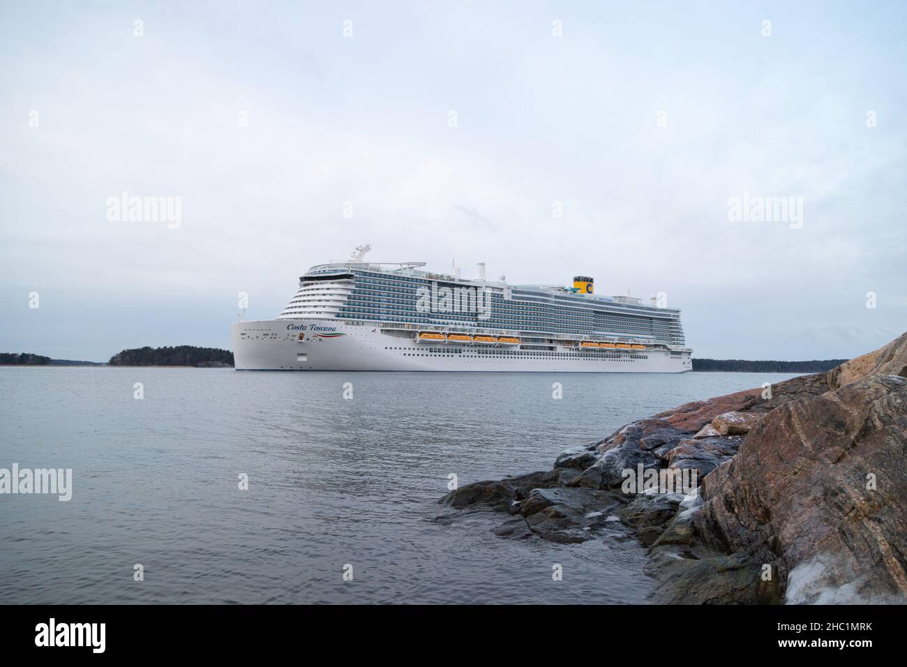 Nave da crociera alimentata da GNL Costa Toscana che parte da Turku dopo la consegna dal cantiere Meyer Turku il 3 dicembre 2021. Foto Stock