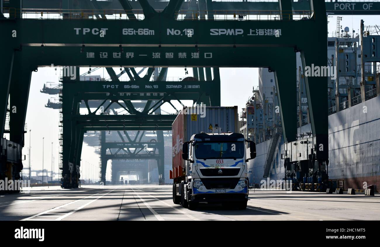 (211218) -- TIANJIN, 18 dicembre 2021 (Xinhua) -- un autocarro per container attraversa il terminal internazionale del Pacifico nel porto di Tianjin del comune di Tianjin, 18 dicembre 2021. Il traffico di container del porto di Tianjin ha superato quest'anno i 20 milioni di TEU, un nuovo record annuale per il porto di Tianjin. (Xinhua/Zhao Zishuo) Foto Stock