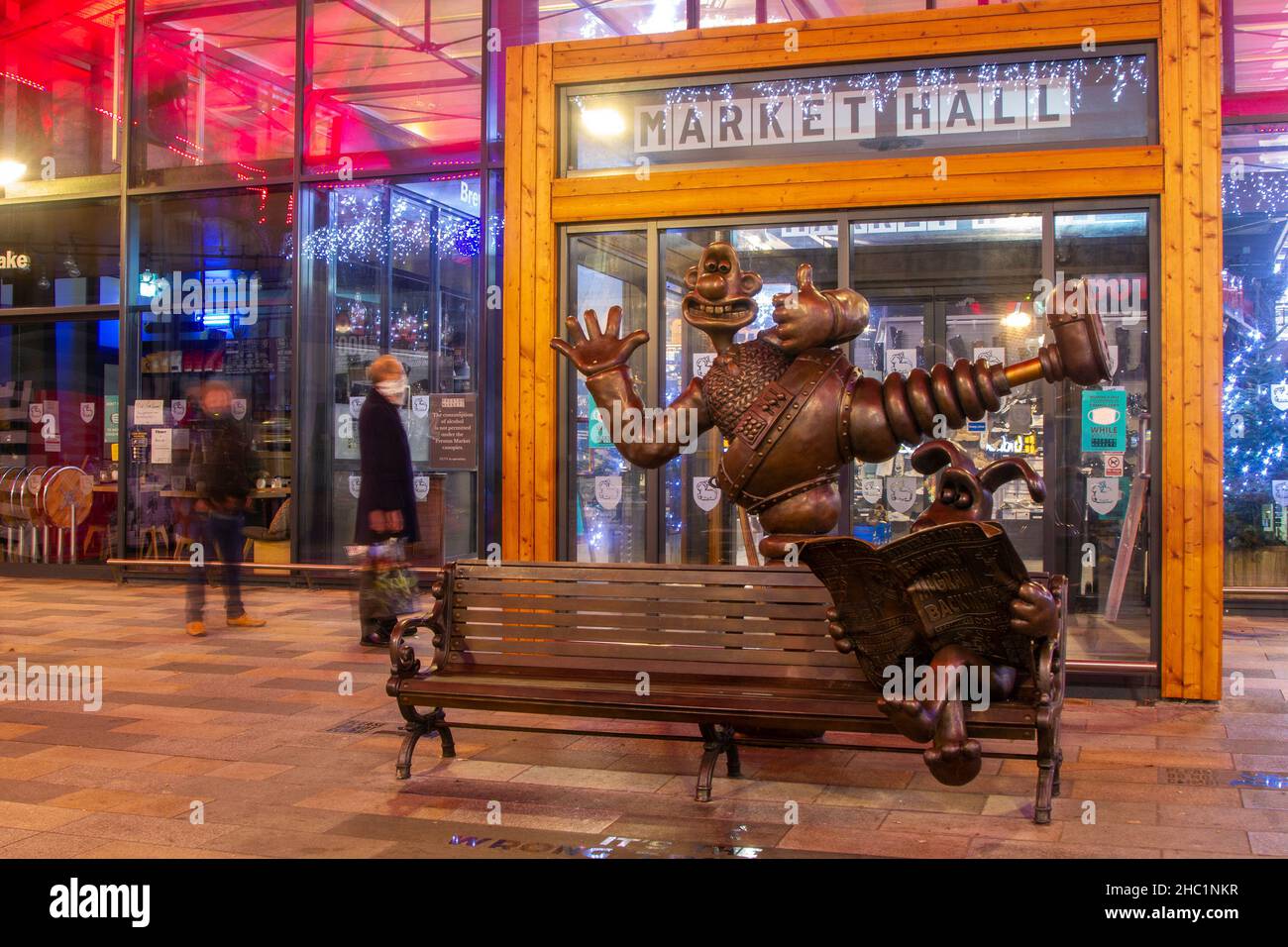 Wallace & Gromit accolgono i clienti che fanno la fila in una giornata bagnata e umida nel centro della città, mentre i rivenditori aprono presto per gli acquirenti natalizi dell'ultimo minuto. Credit; MerdiaWorldImages/AlamyLiveNews Foto Stock