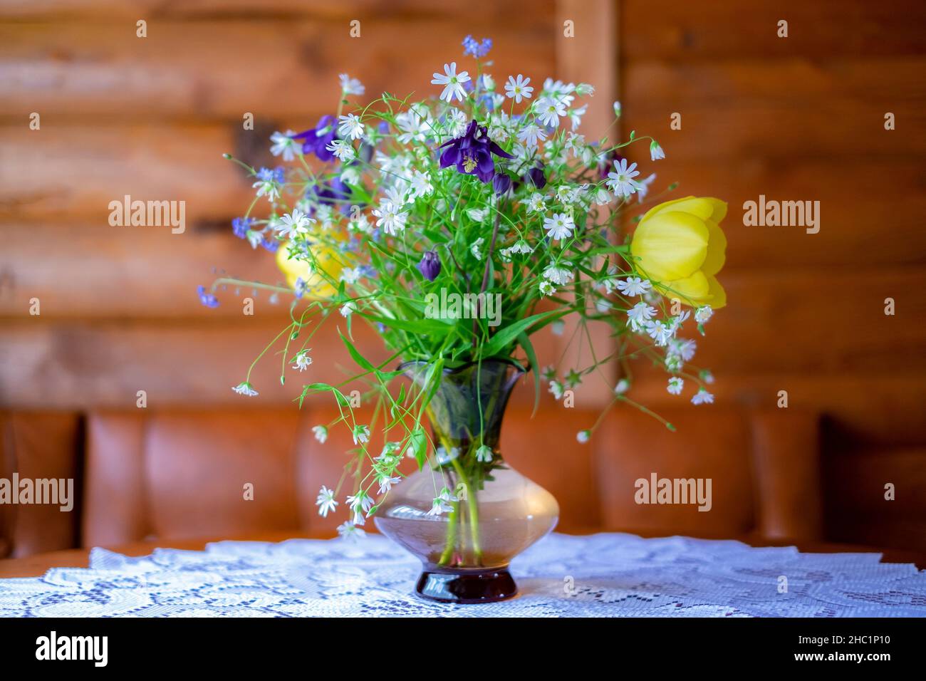 Still Life: Un delicato bouquet di fiori selvatici in vaso Foto Stock