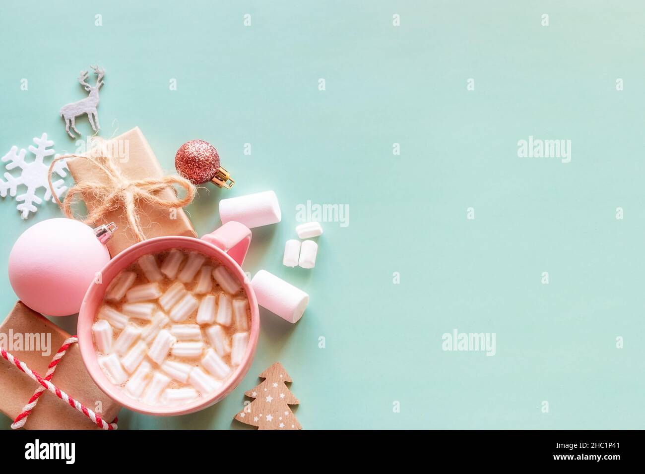 regali di natale di capodanno, caffè con marshmallows su sfondo chiaro con posto per il testo concetto anno nuovo, natale Foto Stock