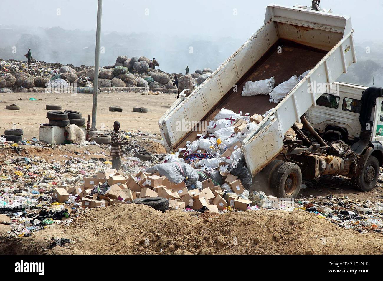 (211222) -- ABUJA, 22 dicembre 2021 (Xinhua) -- un camion scarica vaccini COVID-19 scaduti in un sito di Abuja, Nigeria, il 22 dicembre 2021. Il governo nigeriano mercoledì ha distrutto oltre 1 milioni di dosi di vaccino COVID-19 ritirate da tutto il paese dopo essere state identificate per avere una breve durata di conservazione. L'Agenzia Nazionale per lo sviluppo della Sanità primaria (NPHCDA), che coordina la vaccinazione nel paese, e l'Agenzia Nazionale per la somministrazione e il controllo di alimenti e farmaci hanno monitorato l'esercizio in un sito in un sobborgo di Abuja, la capitale nigeriana. (Foto di Peter Oba/Xinhua) Foto Stock