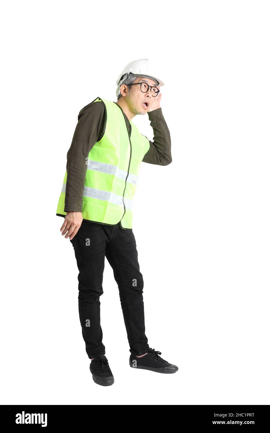 L'uomo asiatico anziano in uniforme di lavoro sullo sfondo bianco. Foto Stock L'uomo asiatico anziano in uniforme di lavoro sullo sfondo bianco. Foto Stock