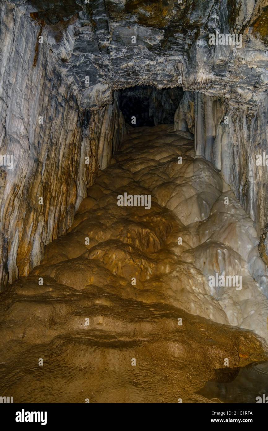 Formazioni di Flowstone (carbonato di calcio) nella Grotta di Spar vicino a  Elgol sull'isola di Skye, Scozia Foto stock - Alamy
