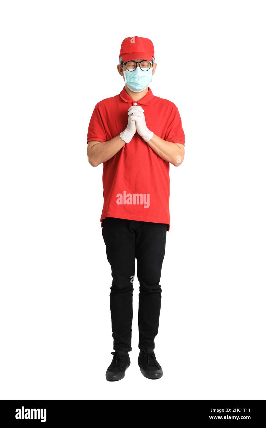 Il postino asiatico senior con maschera facciale su sfondo bianco. Foto Stock