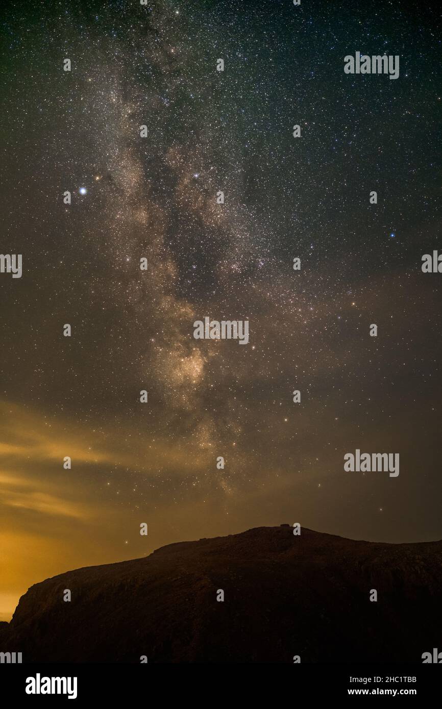 La Via Lattea sopra Scafell Pike nel Lake District, Regno Unito Foto Stock