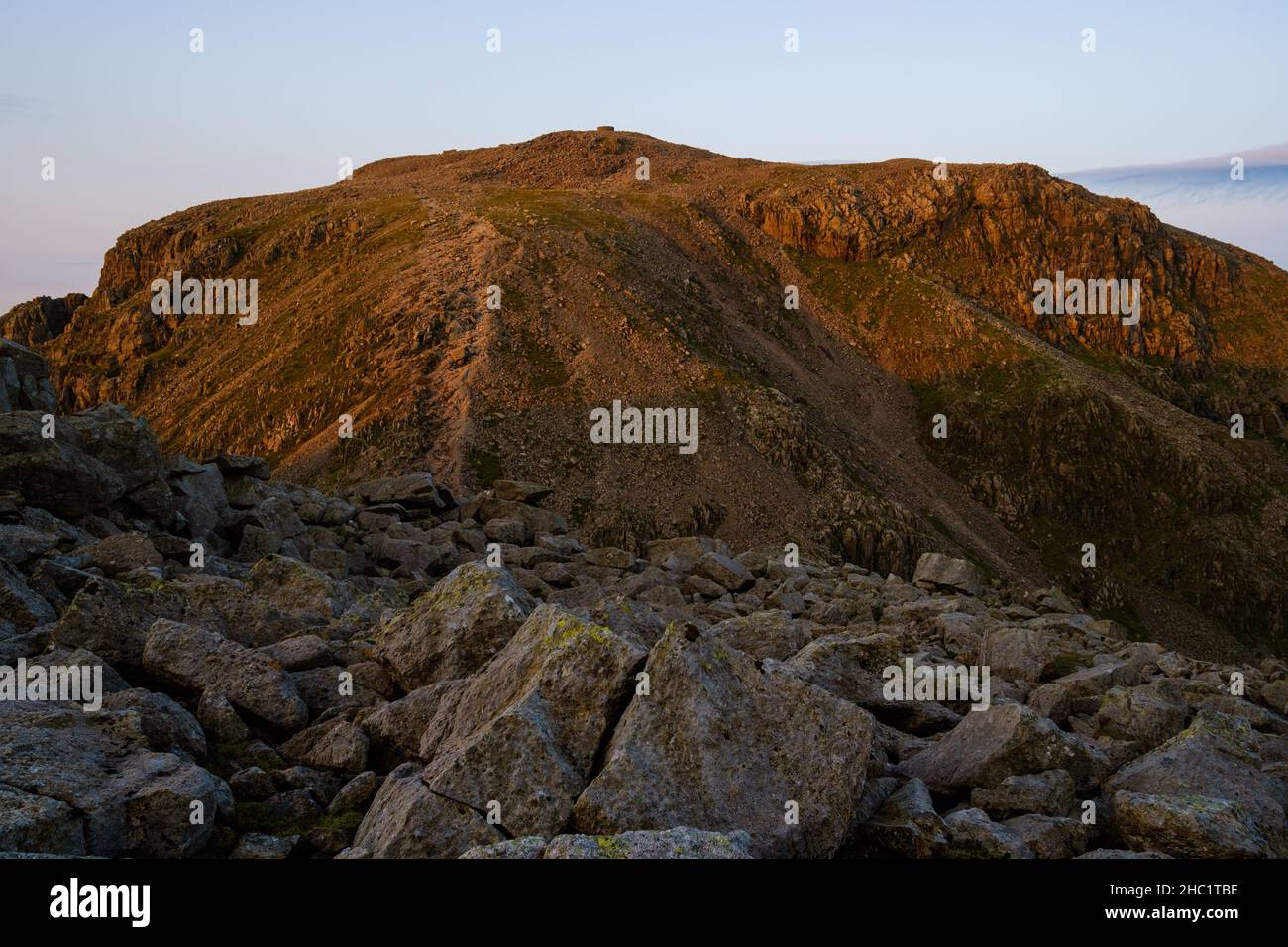 Scafell Pike all'alba nel Lake District, come visto da Broad Crag Foto Stock