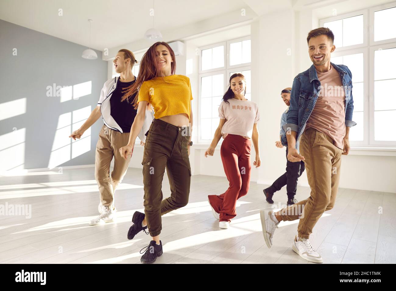 Le persone felici ballano insieme in studio Foto Stock