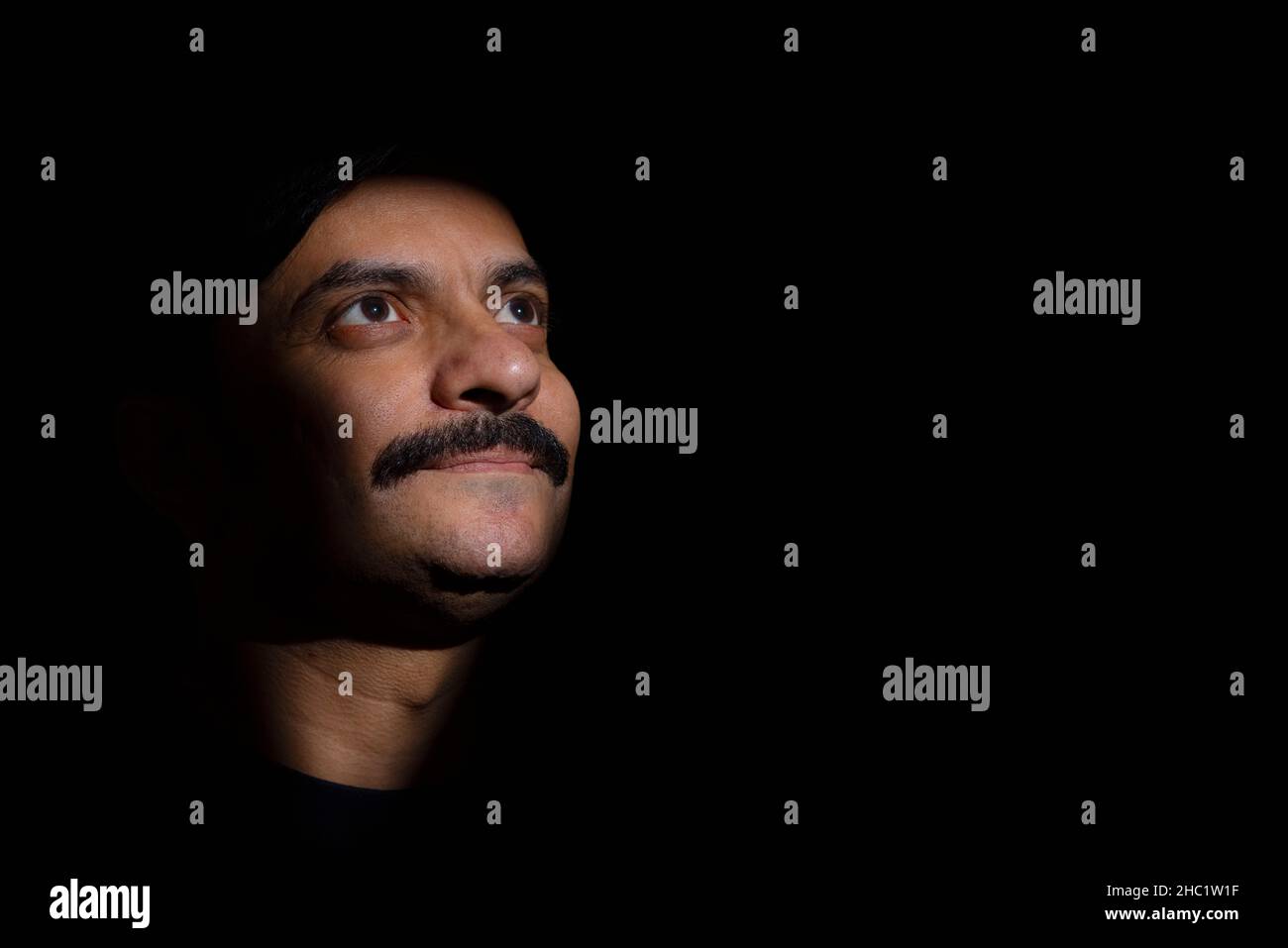 Primo piano Ritratto di un uomo comune con sfondo nero Foto Stock