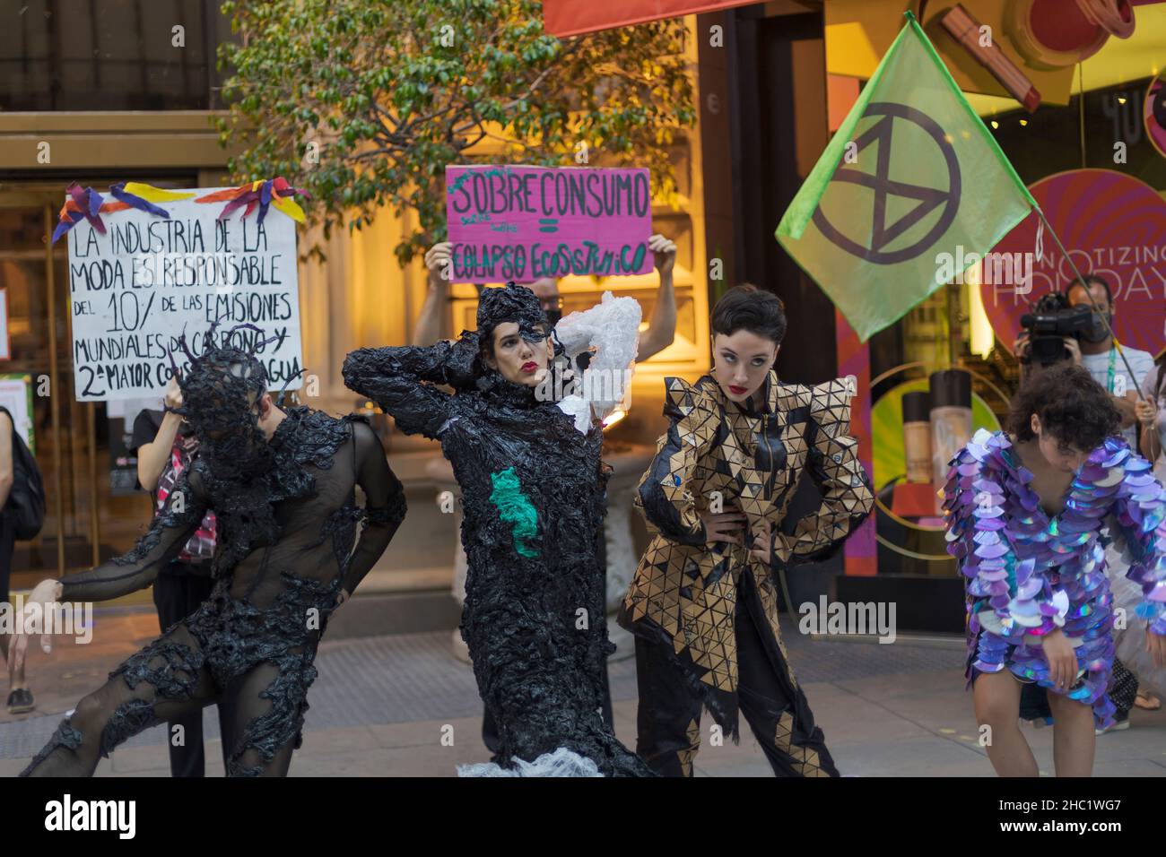 Ciudad de Buenos Aires, Argentina. 22nd Dic 2021. I membri di Extinction-Rebellion (abbreviato come XR) che eseguono una sfilata di moda con pezzi di Trashcouture come azione diretta non violenta sotto il titolo ''la moda veloce ci conduce al collasso' (Credit Image: © Esteban Osorio/Pacific Press via ZUMA Press Wire) Foto Stock