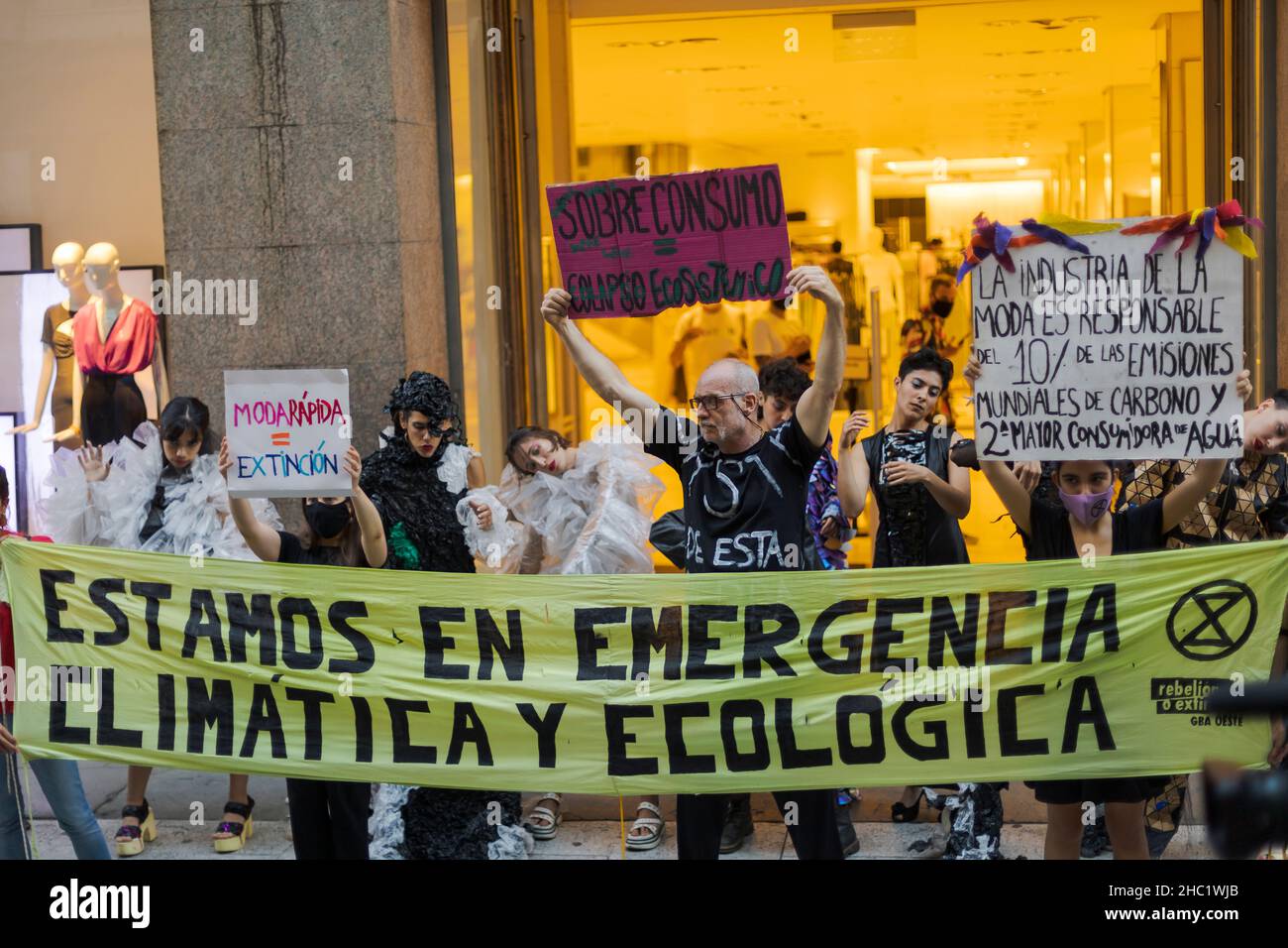 Ciudad de Buenos Aires, Argentina. 22nd Dic 2021. I membri di Extinction-Rebellion (abbreviato come XR) hanno striscioni con diversi tipi di attestazioni, tra cui: ''Fast Fashion Equals Extinction' (immagine di credito: © Esteban Osorio/Pacific Press via ZUMA Press Wire) Foto Stock