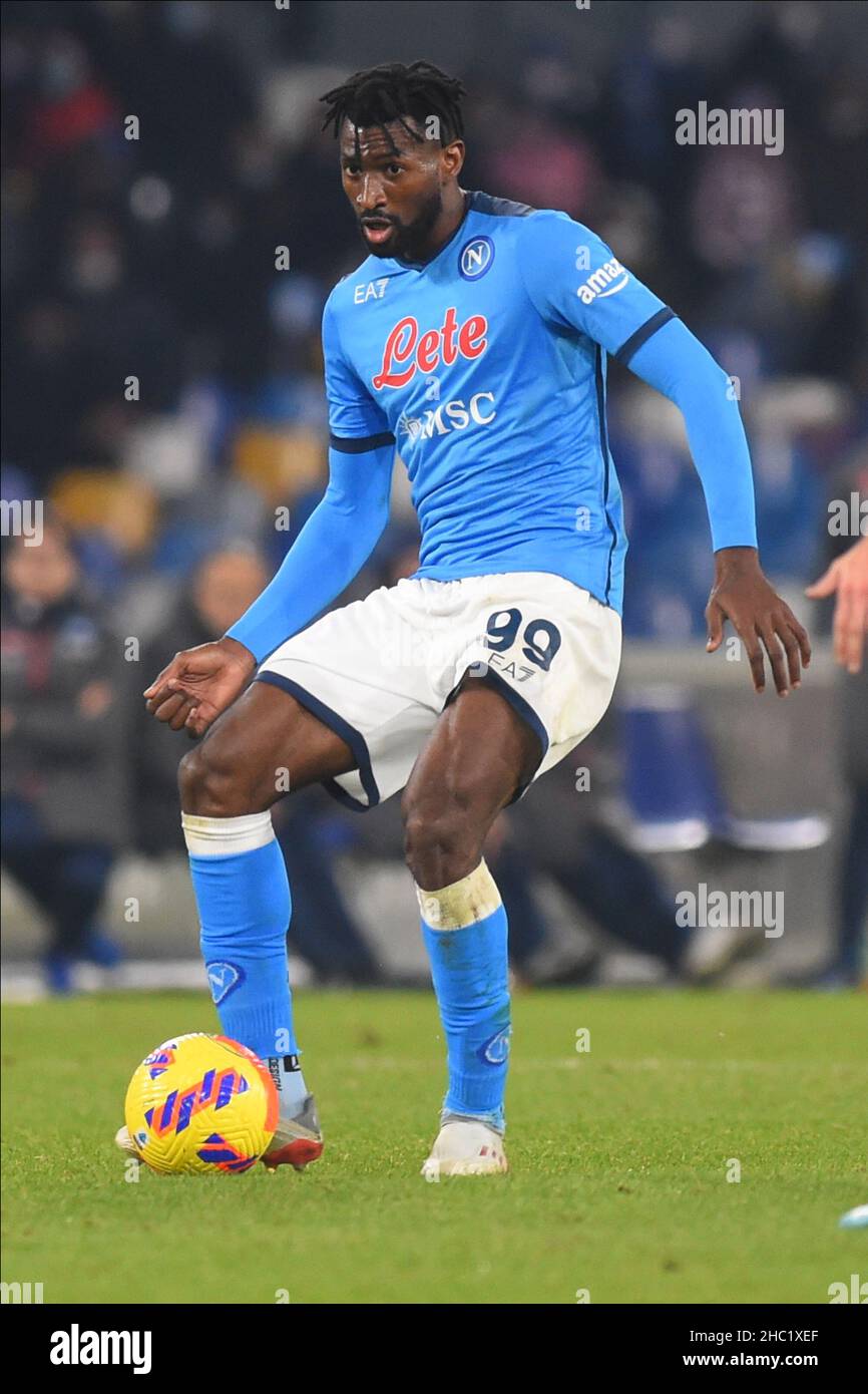 Napoli, Italia. 22nd Dic 2021. Frank Anguissa ( SSC. Napoli ) in azione la Serie A tra SSC Napoli e Spezia Calcio allo Stadio Diego Armando Maradona:il risultato finale vince la Spezia 0-1 (Photo by Agostino Gemito/Pacific Press) Credit: Pacific Press Media Production Corp./Alamy Live News Foto Stock