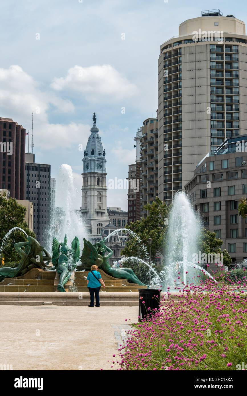 PHILADELPHIA, USA - 22 AGOSTO 2019: Vista dal Municipio di Philadelphia da Logan Square, USA Foto Stock