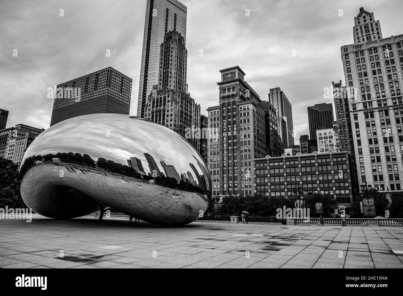 CHICAGO, USA - 29 AGOSTO 2019: L'iconico Millennium Egg e lo skyline di Chicago, USA Foto Stock