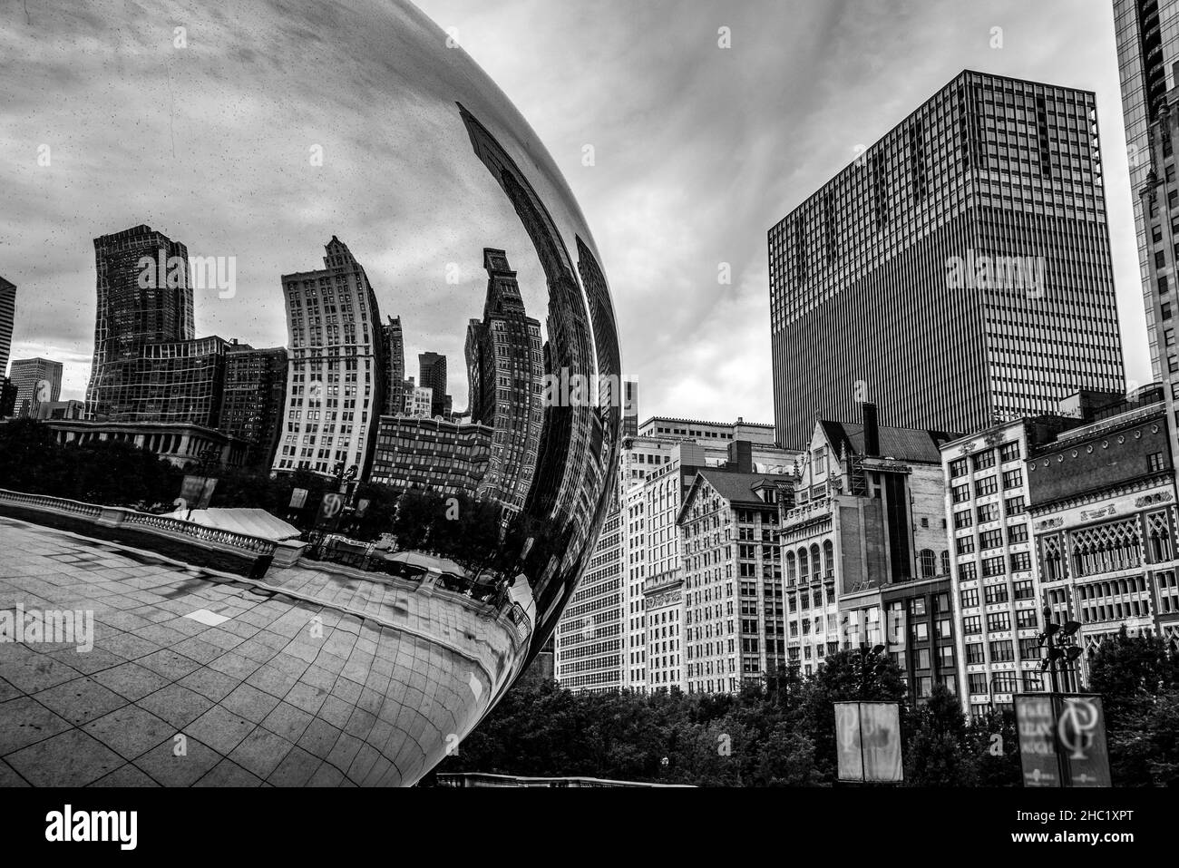CHICAGO, USA - 29 AGOSTO 2019: L'iconico Millennium Egg e lo skyline di Chicago, USA Foto Stock