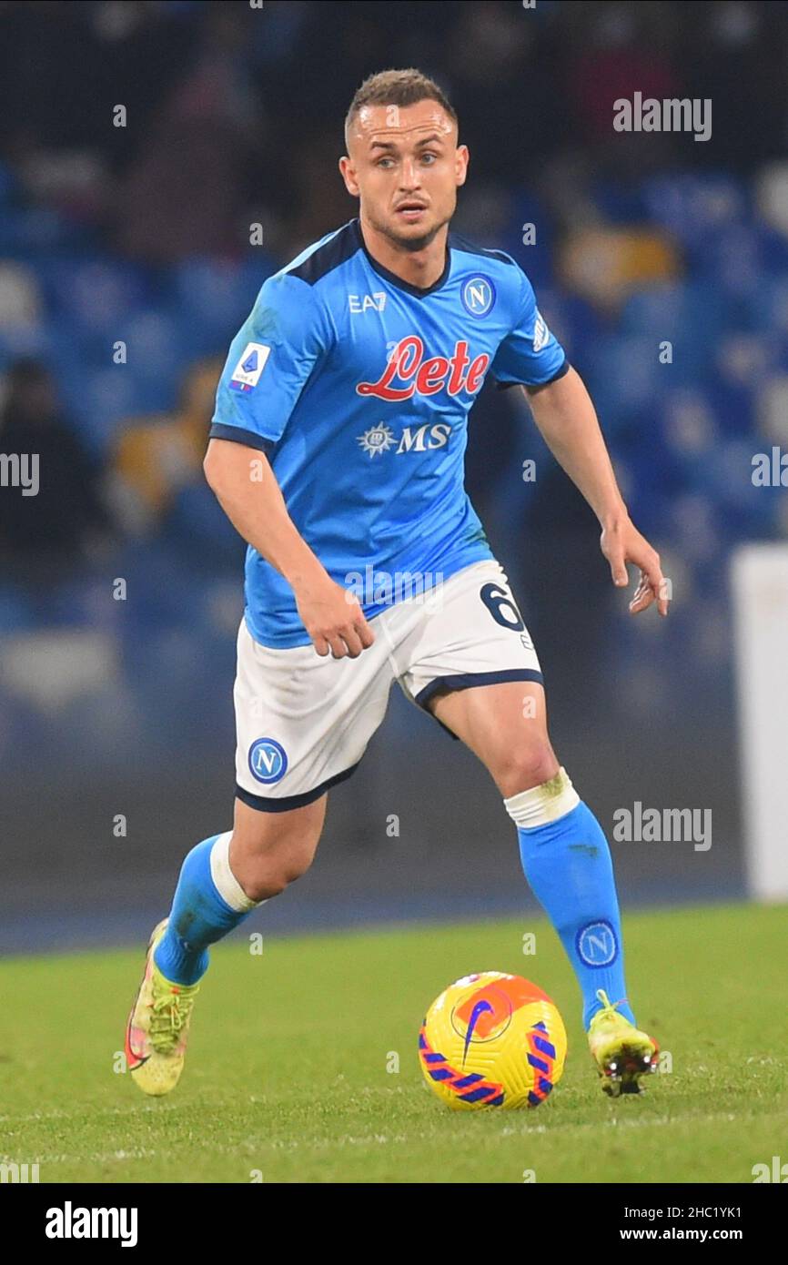 Napoli, Italia. 22nd Dic 2021. Stanislav Lobotka (SSC. Napoli ) in azione la Serie A tra SSC Napoli e Spezia Calcio allo Stadio Diego Armando Maradona:il risultato finale vince la Spezia 0-1 (Credit Image: © Agostino Gemito/Pacific Press via ZUMA Press Wire) Foto Stock