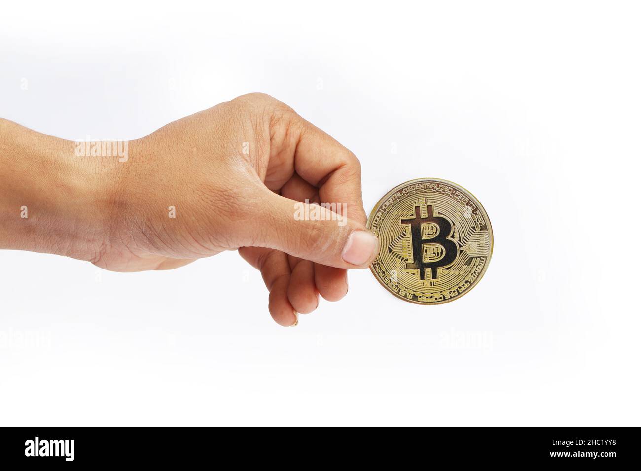 Mano d'uomo azienda golden Bitcoin isolati su sfondo bianco Foto Stock
