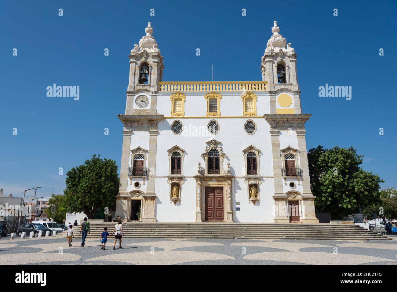 Facciata di Igreja (chiesa) de Nossa Senhora do Carmo , conosciuta per la sua Capela dos Ossos (Capel di Bones). Faro, Algarve, Portogallo Foto Stock