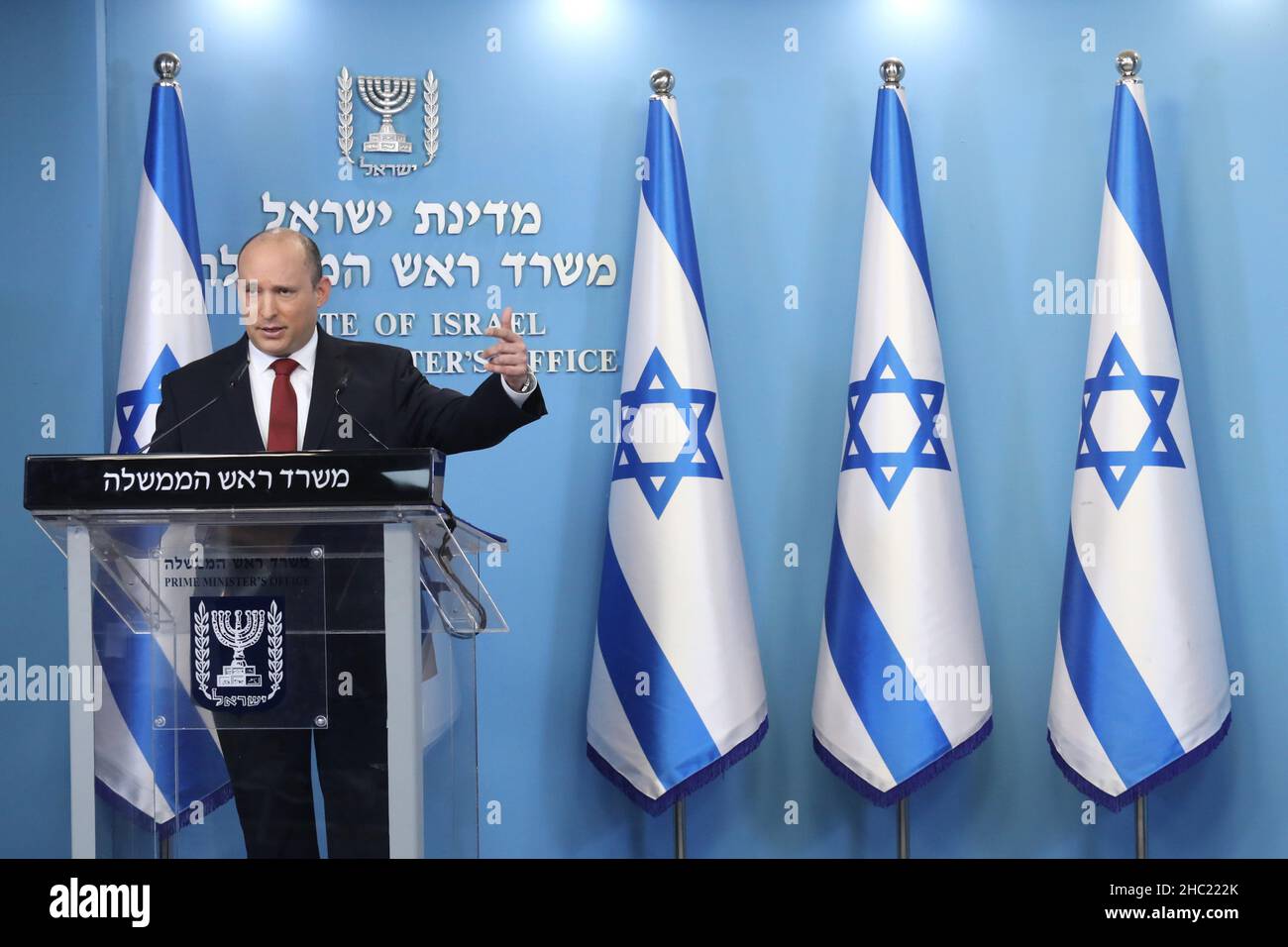 (211219) -- GERUSALEMME, 19 dicembre 2021 (Xinhua) -- il primo ministro israeliano Naftali Bennett parla ad una conferenza stampa a Gerusalemme il 19 dicembre 2021. Bennett ha detto domenica che la variante Omicron COVID-19 ha causato la quinta ondata della pandemia nel paese, e il suo gabinetto ha mulling nuove restrizioni. (Marc Israel Sellem/JINI via Xinhua) Foto Stock