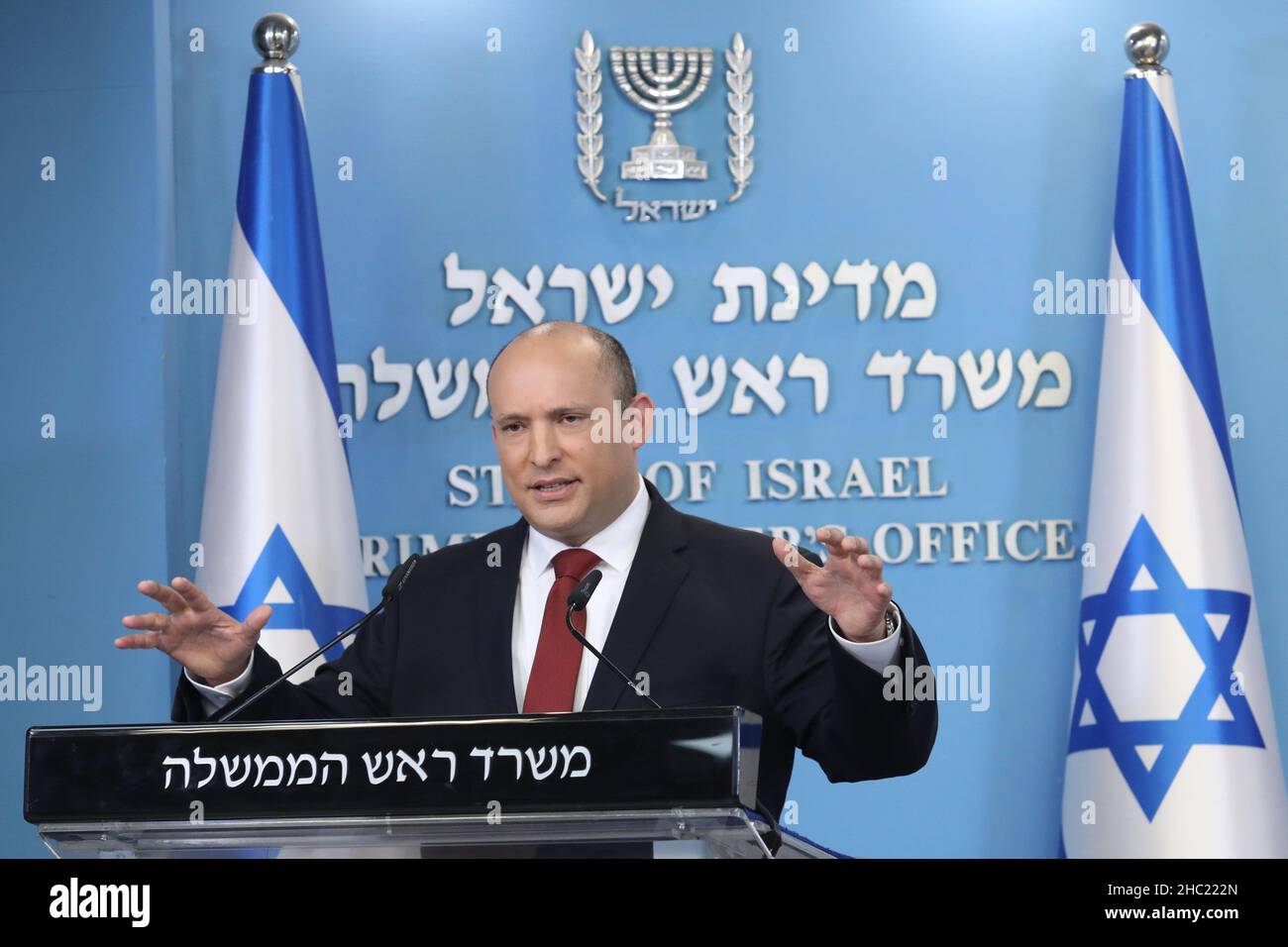 (211219) -- GERUSALEMME, 19 dicembre 2021 (Xinhua) -- il primo ministro israeliano Naftali Bennett parla ad una conferenza stampa a Gerusalemme il 19 dicembre 2021. Bennett ha detto domenica che la variante Omicron COVID-19 ha causato la quinta ondata della pandemia nel paese, e il suo gabinetto ha mulling nuove restrizioni. (Marc Israel Sellem/JINI via Xinhua) Foto Stock