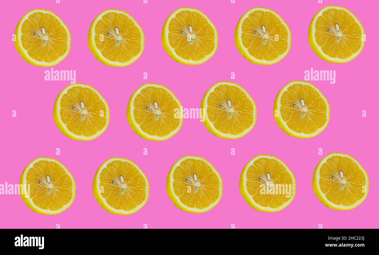 Schema delle fette di limone, vista dall'alto delle fette di limone isolate su sfondo rosa. Citrus concetto idea foto. Foto Stock