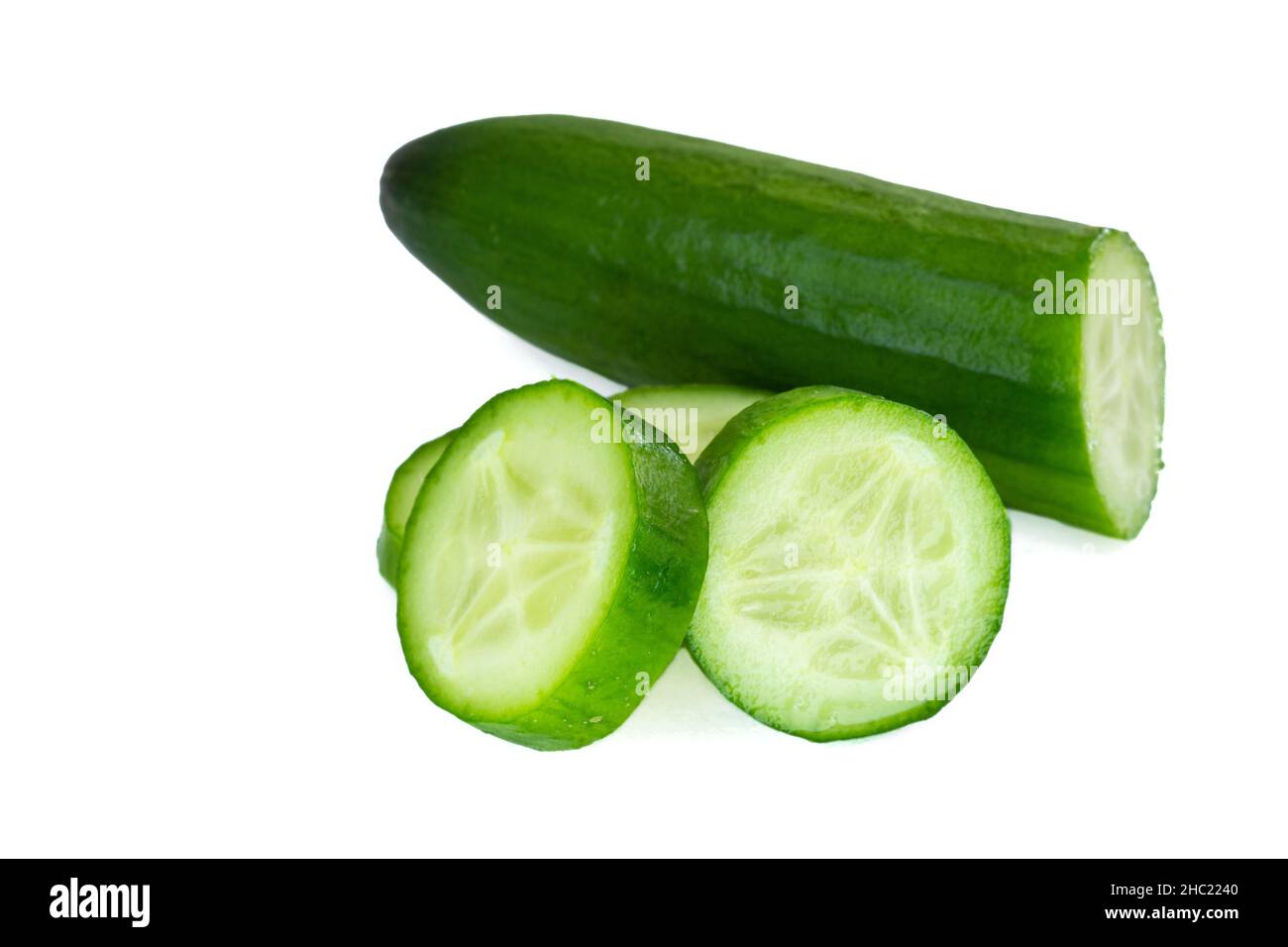 Cetrioli, foto closeup di cetrioli maturi isolati su sfondo bianco. Foto Stock