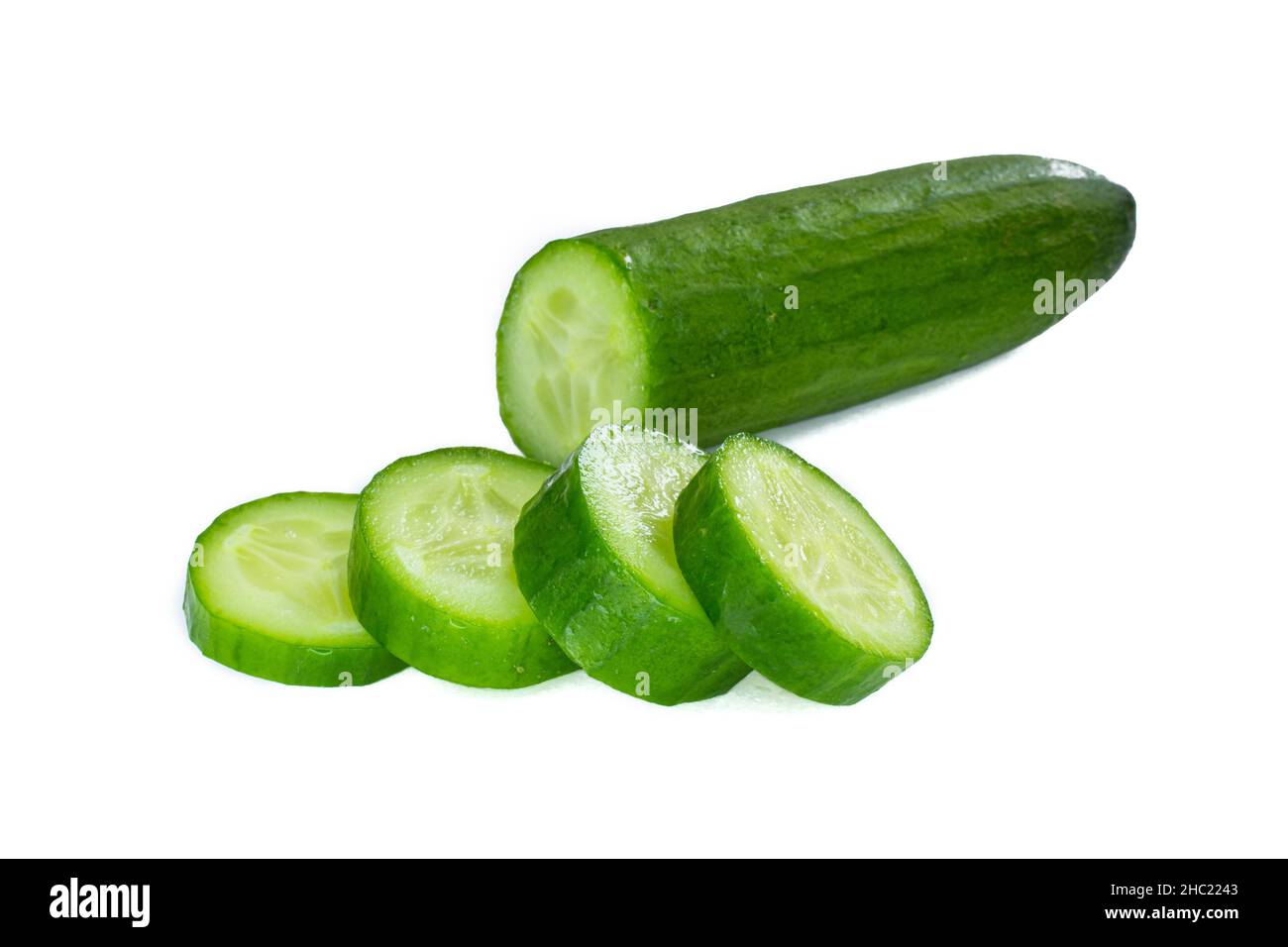 Cetrioli, foto closeup di cetrioli maturi isolati su sfondo bianco. Foto Stock