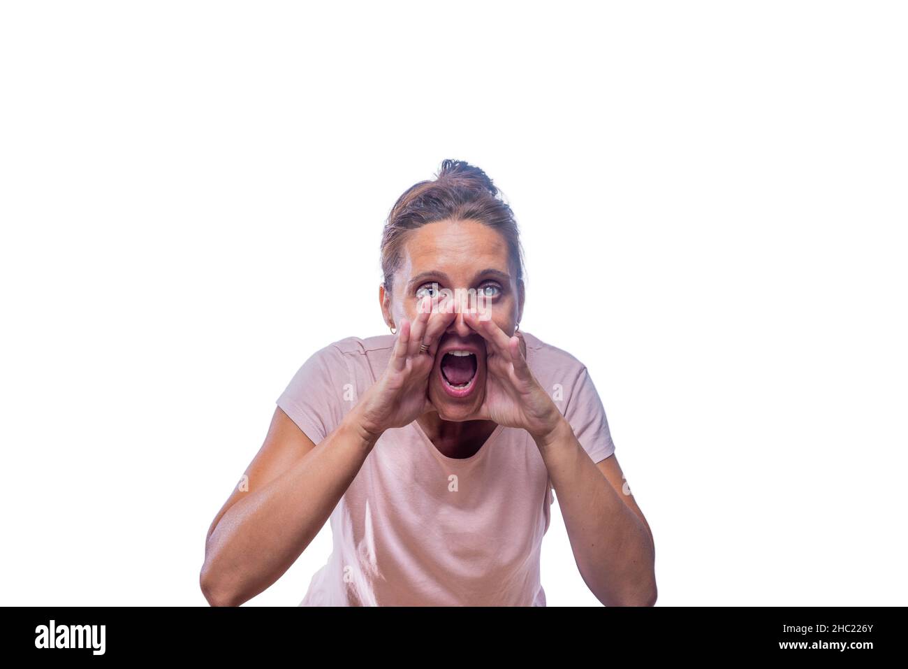 Una donna che urla con le mani in bocca Foto Stock