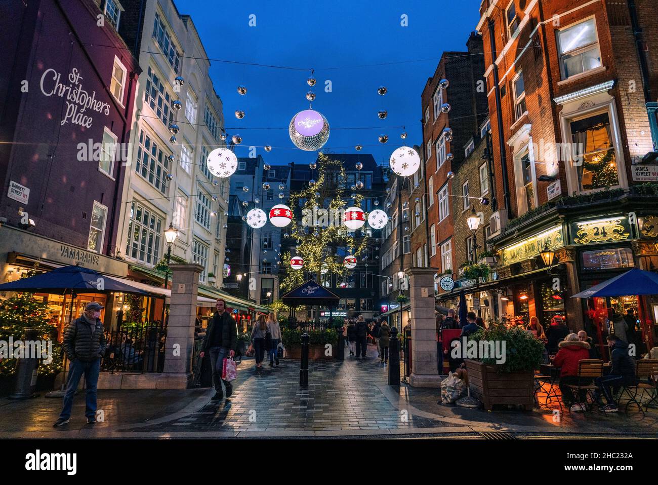 Luci di Natale a St. Christopher's Place, una famosa area bar e ristorante dietro Oxford Street a Londra Foto Stock