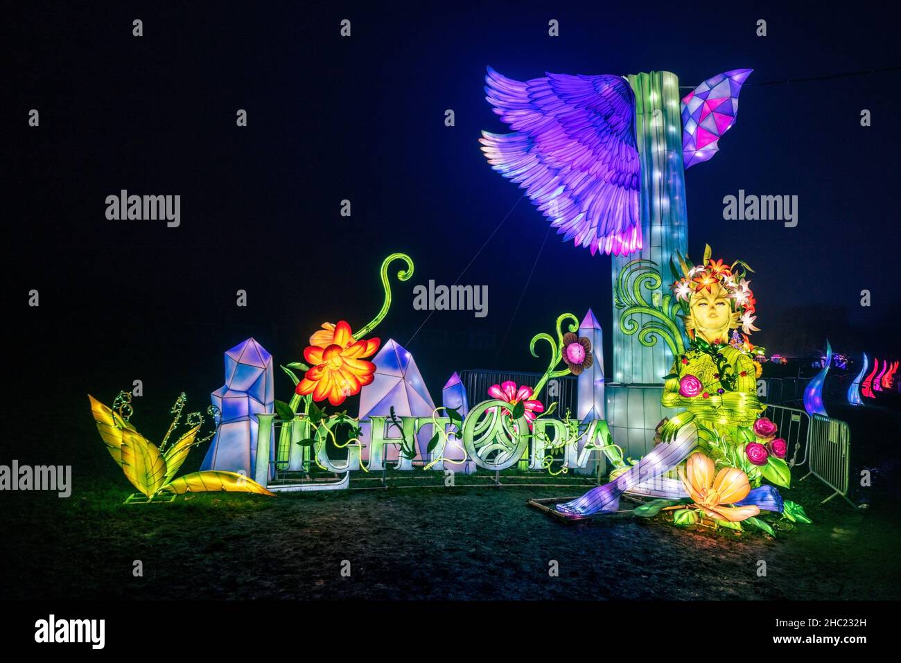 Scena notturna dell'ingresso di Lightopia, un popolare festival di luce a Crystal Palace Park, Londra Foto Stock